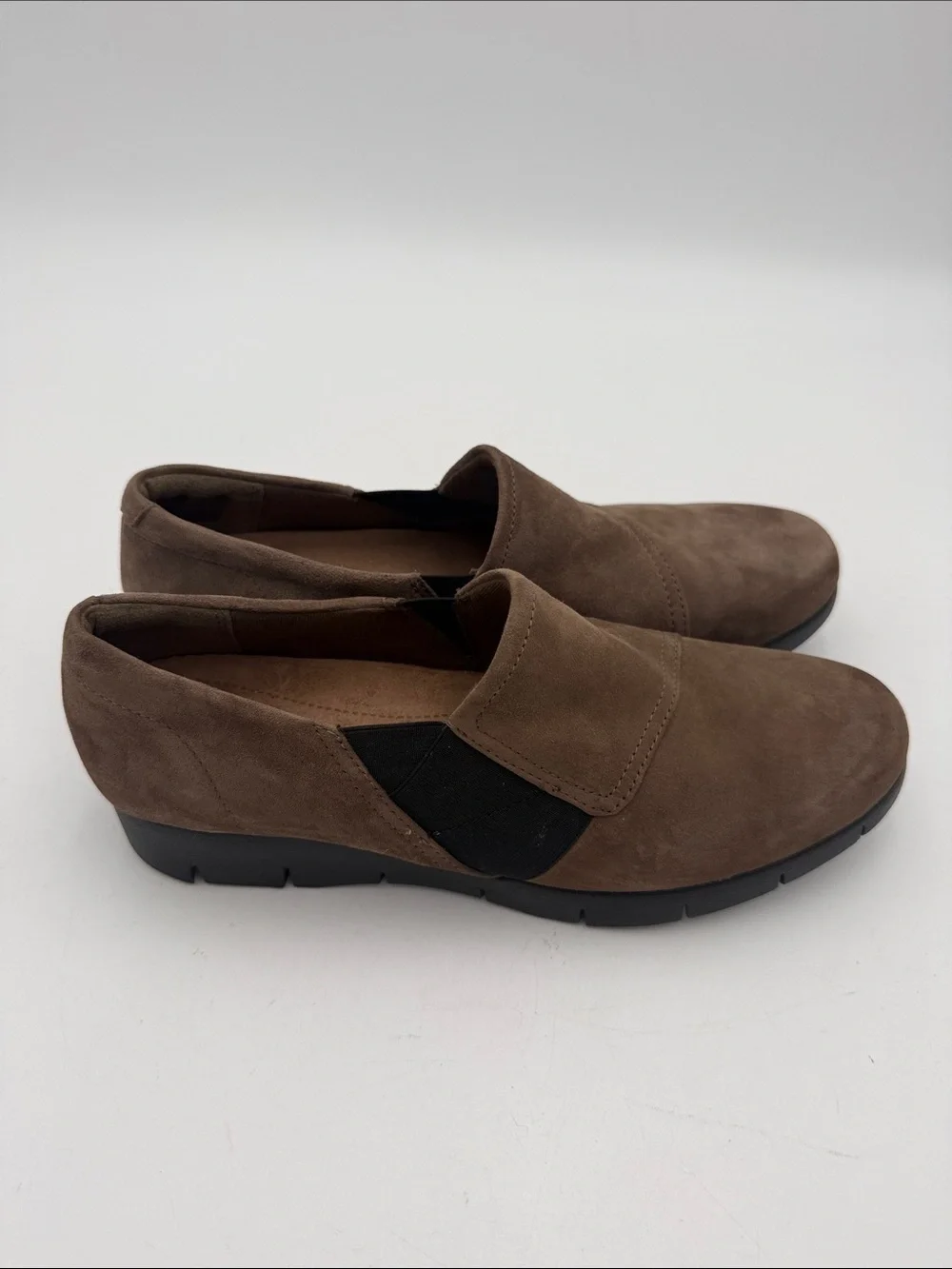 Clarks Tan Suede Slip-On Loafers women 8M casual office comfort retro